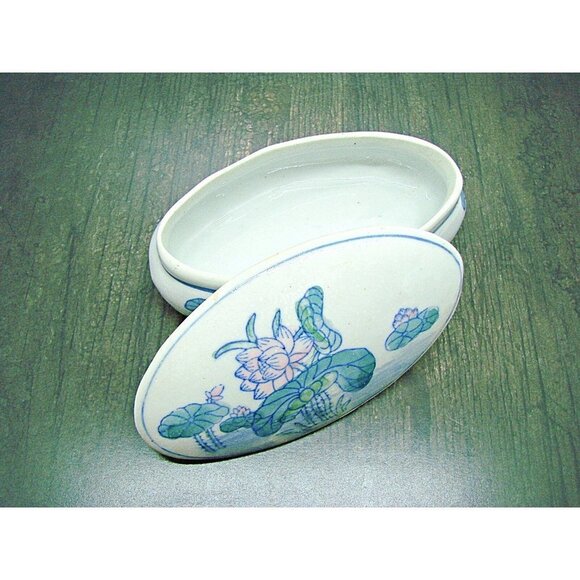 Vintage Porcelain Trinket Dish Removable Lid White Blue Floral Oval Shape 4x2x2" - Picture 2 of 11